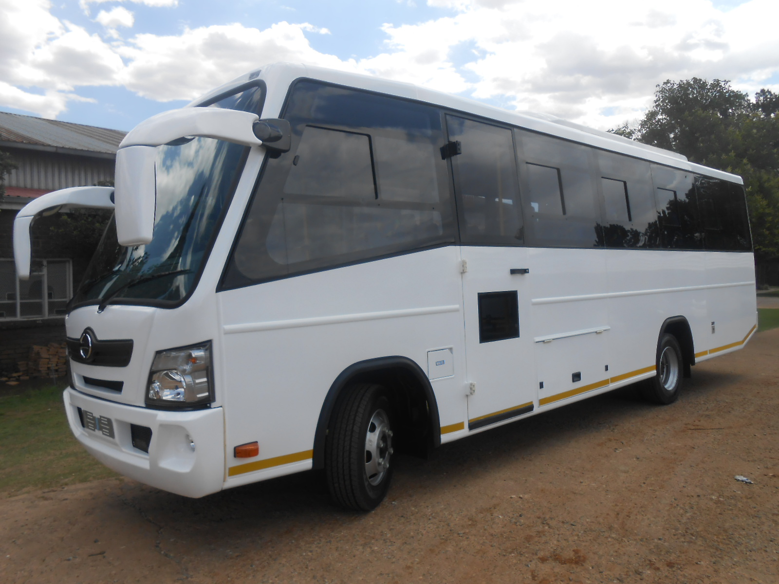 HINO 300 915 LWB SEMI-LUX - Busmark